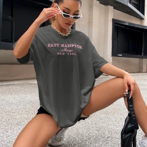 Flirla Düşük Omuzlu Harf Nakışlı Üst Grafik Tişörtler Kadın Üstleri