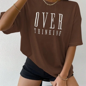 Flirla Düşük Omuzlu Harf Nakışlı Üst Grafik Tişörtler Kadın Üstleri