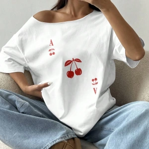 Flirla Kadın Bol Omuz Açık Tişört Y2k Grafik Büyük Boy Omuz Açık Tişört Grafik Tişörtler Kadı