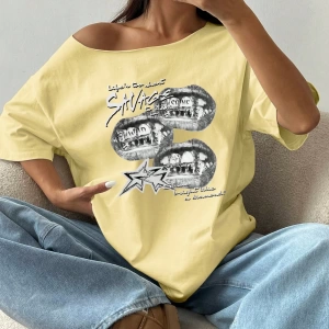 Flirla Kadın Bol Omuz Açık Tişört Y2k Grafik Büyük Boy Omuz Açık Tişört Grafik Tişörtler Kadı