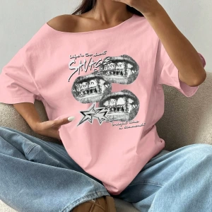 Flirla Kadın Bol Omuz Açık Tişört Y2k Grafik Büyük Boy Omuz Açık Tişört Grafik Tişörtler Kadı