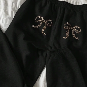 Flirla Kadın Günlük Leopar ve Harf Baskılı Uzun Bağcıklı Spor Pantolon, Sonbahar/Kış