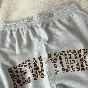 Flirla Kadın Günlük Leopar ve Harf Baskılı Uzun Bağcıklı Spor Pantolon, Sonbahar/Kış