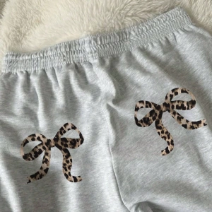 Flirla Kadın Günlük Leopar ve Harf Baskılı Uzun Bağcıklı Spor Pantolon, Sonbahar/Kış