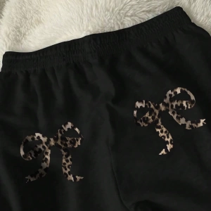 Flirla Kadın Günlük Leopar ve Harf Baskılı Uzun Bağcıklı Spor Pantolon, Sonbahar/Kış