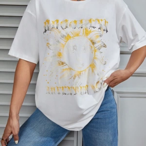 Flirla Sun & Letter Grafik Düşük Omuz Tişört