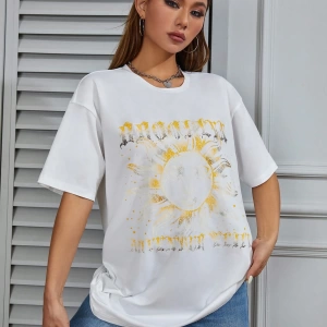Flirla Sun & Letter Grafik Düşük Omuz Tişört