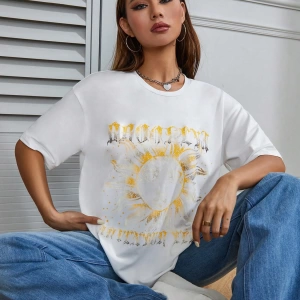 Flirla Sun & Letter Grafik Düşük Omuz Tişört