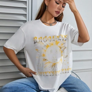 Flirla Sun & Letter Grafik Düşük Omuz Tişört