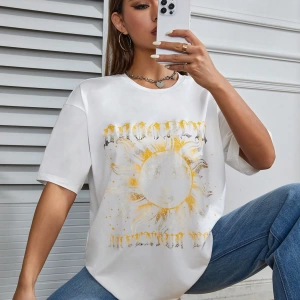Flirla Sun & Letter Grafik Düşük Omuz Tişört