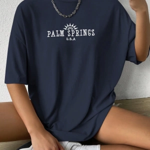 Flirla Sun & Letter Grafik Düşük Omuz Tişört Grafik Tişörtler Kadın Üstleri