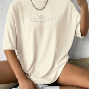 Flirla Sun & Letter Grafik Düşük Omuz Tişört Grafik Tişörtler Kadın Üstleri