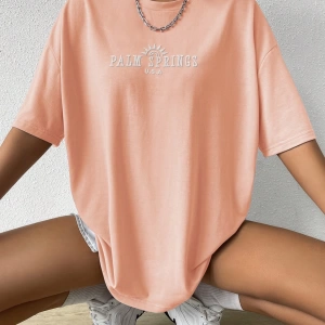 Flirla Sun & Letter Grafik Düşük Omuz Tişört Grafik Tişörtler Kadın Üstleri