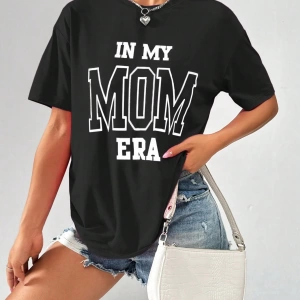 Flirla Yaz Rahat Bol Kesim Düşük Omuz Kısa Kollu Tişört Harfli Baskılı IN MY MOM ERA Grafik T