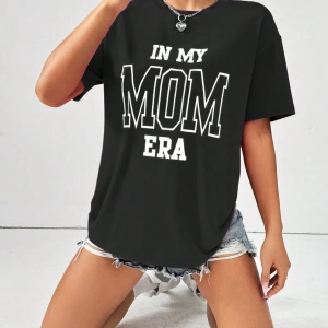 Flirla Yaz Rahat Bol Kesim Düşük Omuz Kısa Kollu Tişört Harfli Baskılı IN MY MOM ERA Grafik T