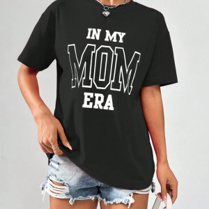 Flirla Yaz Rahat Bol Kesim Düşük Omuz Kısa Kollu Tişört Harfli Baskılı IN MY MOM ERA Grafik T
