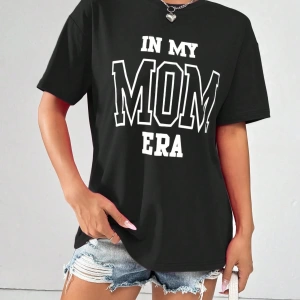 Flirla Yaz Rahat Bol Kesim Düşük Omuz Kısa Kollu Tişört Harfli Baskılı IN MY MOM ERA Grafik T
