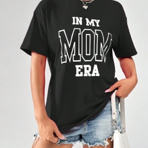 Flirla Yaz Rahat Bol Kesim Düşük Omuz Kısa Kollu Tişört Harfli Baskılı IN MY MOM ERA Grafik T
