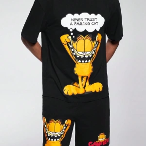 GARFIELD X SHEIN Erkek Rahat Bol Örgü Grafik Baskılı Siyah Tişört ve Şort Set, İlkbah