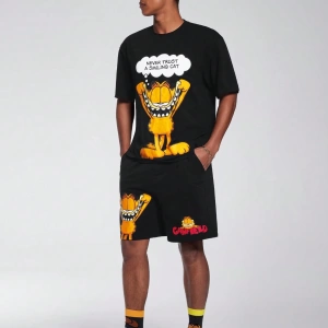 GARFIELD X SHEIN Erkek Rahat Bol Örgü Grafik Baskılı Siyah Tişört ve Şort Set, İlkbah