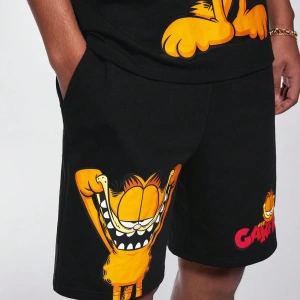 GARFIELD X SHEIN Erkek Rahat Bol Örgü Grafik Baskılı Siyah Tişört ve Şort Set, İlkbah