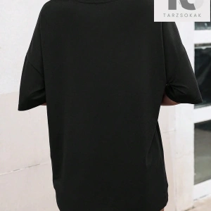 Goth Harfli Grafik Düşük Omuzlu Tişört