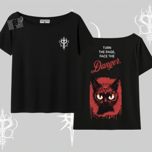 Gotik Kedi Arka Baskılı Kayık Yaka Tshirt