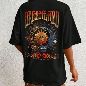 Güneş ve Harf Grafikli Düşük Omuzlu Tişört