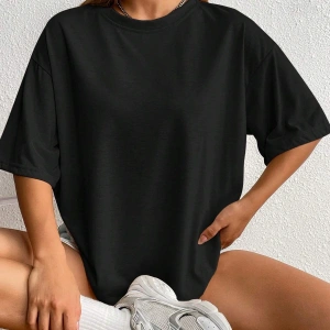 Güneş ve Harf Grafikli Düşük Omuzlu Tişört