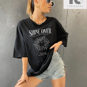 Güneş ve Slogan Grafikli Düşük Omuz Tişört