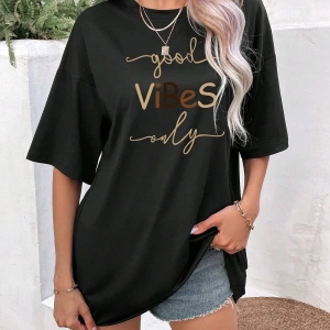 Harf Grafikli Düşük Omuzlu Tişört