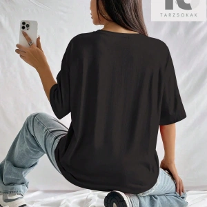 Harf Grafikli Düşük Omuzlu Tişört