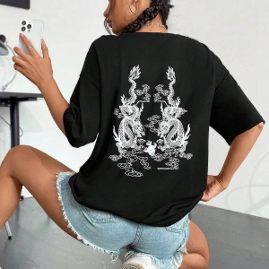 Harf Grafikli Düşük Omuzlu Tişört