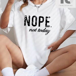 Harf Grafikli Düşük Omuzlu Tişört