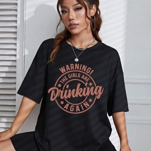 Harf Grafikli Düşük Omuzlu Tişört