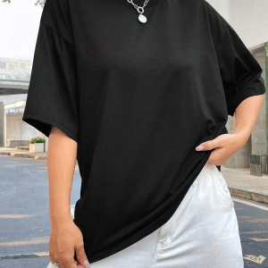 Harf ve Şekil Desenli Damla Omuzlu Tişört