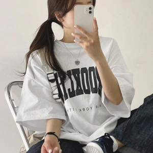 Harfli Grafik Düşük Omuzlu Tişört