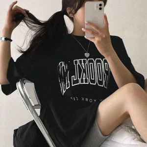 Harfli Grafik Düşük Omuzlu Tişört