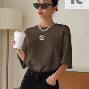 Harfli Grafik Düşük Omuzlu Tişört