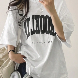 Harfli Grafik Düşük Omuzlu Tişört