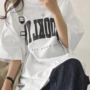 Harfli Grafik Düşük Omuzlu Tişört