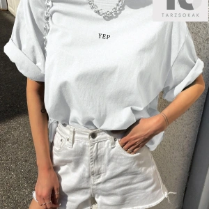 Harfli Grafik Düşük Omuzlu Tişört