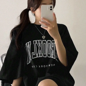 Harfli Grafik Düşük Omuzlu Tişört