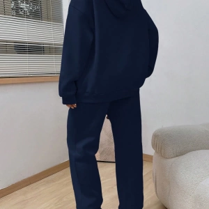 Harfli Grafik Kanguru Cepli Düşük Omuz Bağcıklı Kapşonlu ve Eşofman Altı