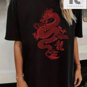 Isabela Escobar Mektup Şekilli Grafik Düşük Omuzlu Tişört