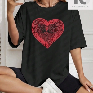 Isabela Escobar Mektup Şekilli Grafik Düşük Omuzlu Tişört