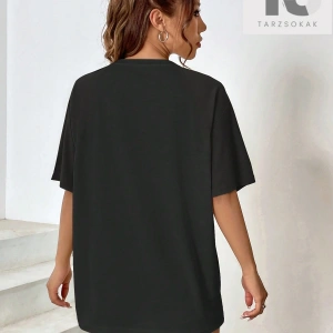 Isabela Escobar Mektup Şekilli Grafik Düşük Omuzlu Tişört