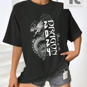 Isabela Escobar Mektup Şekilli Grafik Düşük Omuzlu Tişört