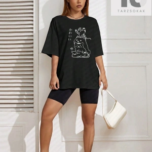 Japon Harfli ve Karikatür Grafikli Düşük Omuzlu Tişört