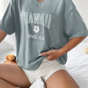Kadın Açık Mavi Hawaii Honolulu Baskılı Oversize Bisiklet Yaka Tişört